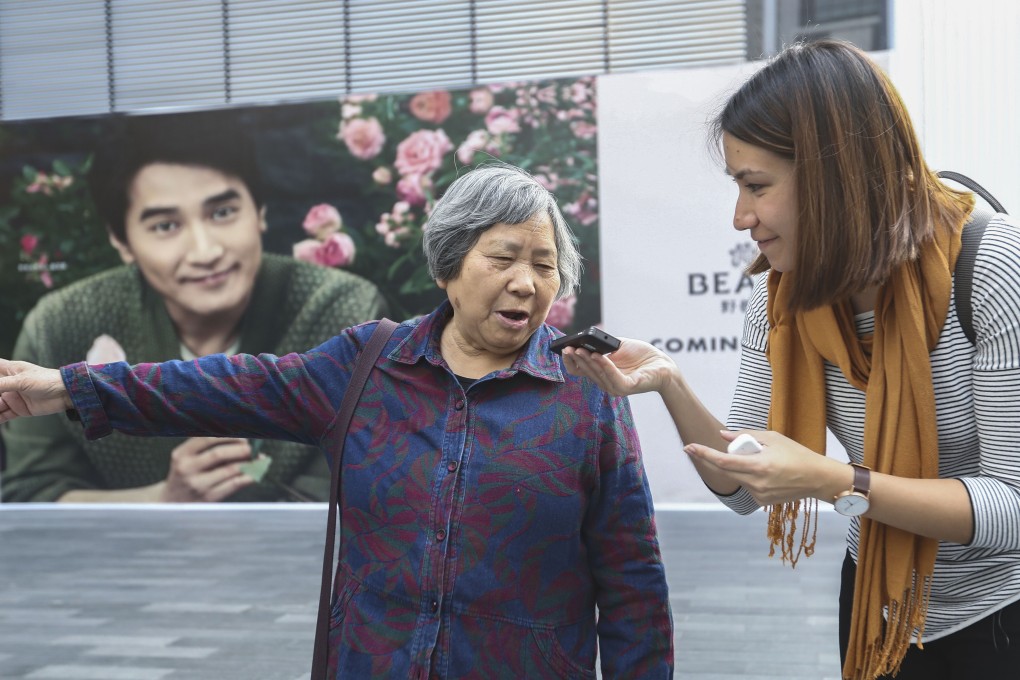 SCMP reporter Alkira Reinfrank navigates Shenzhen using a Transay translation device to communicate, buy, and order food. 11DEC17 [FEATURES] SCMP / Nora Tam