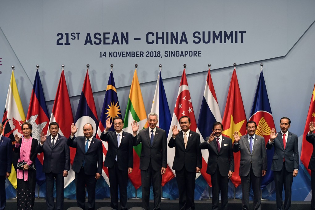 Asean member state leaders and Chinese Premier Li Keqiang (5th from left) before the start of the Asean-China summit on November 14, 2018. Photo: AFP