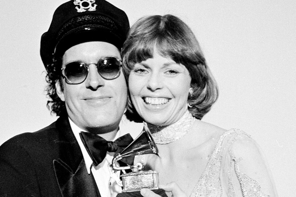 In this February 28, 1976 file photo, Daryl Dragon and his wife Toni Tennille, of the Captain and Tennille, hold the Grammy award they won for record of the year for “Love Will Keep Us Together”. Photo: AP