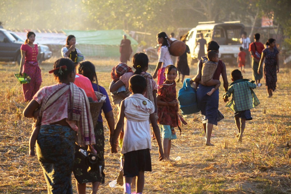 This picture taken on January 4, 2018 shows people, displaced by violence between ethnic Rakhine rebels and Myanmar's army, arriving at a camp in Kyauktaw, Rakhine state. Photo: AFP