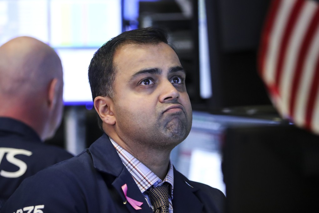 A trader works on the floor of the New York Stock Exchange on January 9 as US stocks closed higher following news of a Fed meeting indicating that the central bank will be patient on rate hikes. Photo: Xinhua