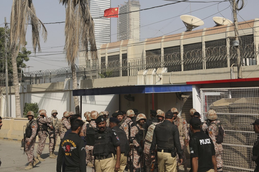 Pakistani security personnel outside the compound of the Chinese consulate in Karachi on November 23, 2018. Photo: AP