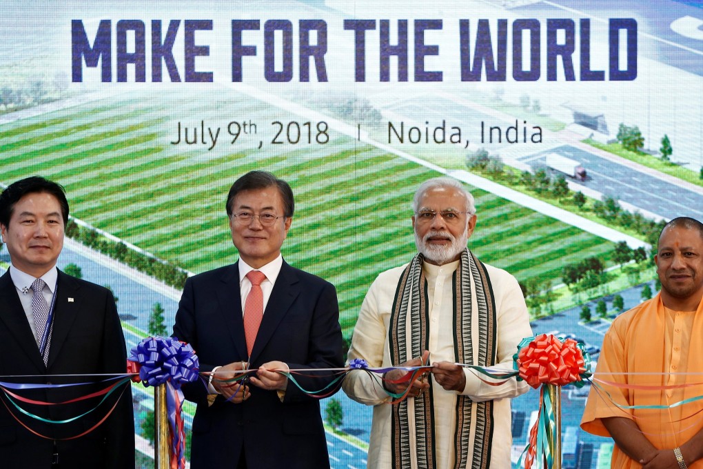 South Korean President Moon Jae-in, Indian Prime Minister Narendra Modi and Yogi Adityanath, Chief Minister of Uttar Pradesh state pose as they inaugurate the Samsung Electronics smartphone manufacturing facility in Noida, India, July 9, 2018. Photo: Reuters
