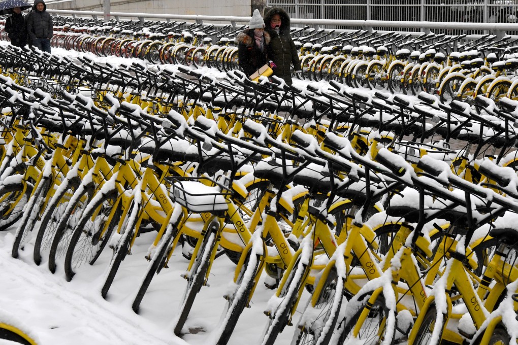 Snow-covered Ofo bicycles are parked at the side of a road in Zhengzhou, the capital of central China’s Henan province, in January 2018. In December, millions of users asked for refunds from Ofo as the company struggled to deal with a cash shortage. Photo: Xinhua