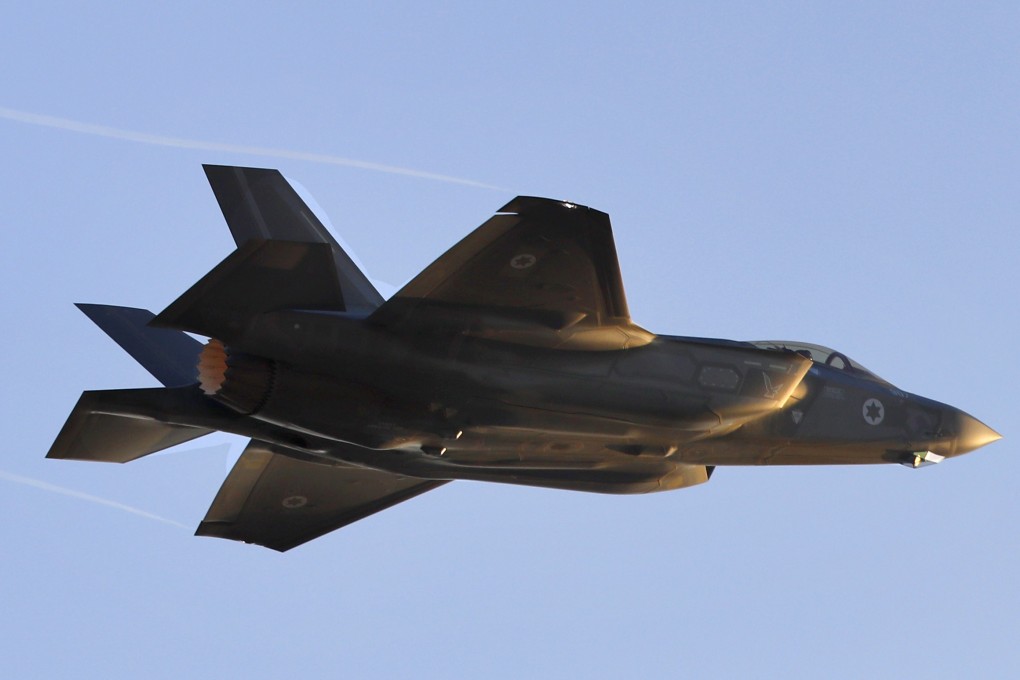 An Israeli Air Force F-35 Lightning II fighter jet performs during a graduation ceremony of Israeli air force pilots at the Hatzerim Air Force base in Israel's Negev desert on December 26, 2018. (Photo by JACK GUEZ / AFP)