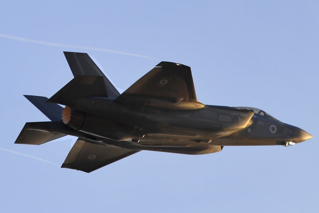 An Israeli Air Force F-35 Lightning II fighter jet performs during a graduation ceremony of Israeli air force pilots at the Hatzerim Air Force base in Israel's Negev desert on December 26, 2018. (Photo by JACK GUEZ / AFP)