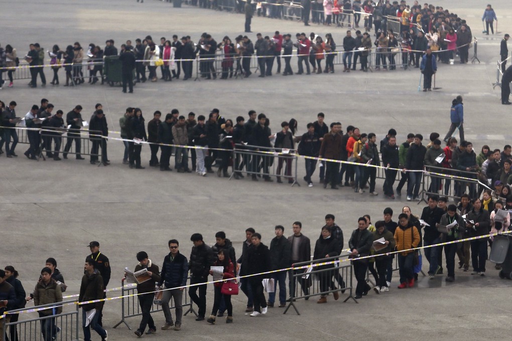 College students take the long and winding road into work outside a job fair in Zhengzhou, Henan province. Photo: Reuters