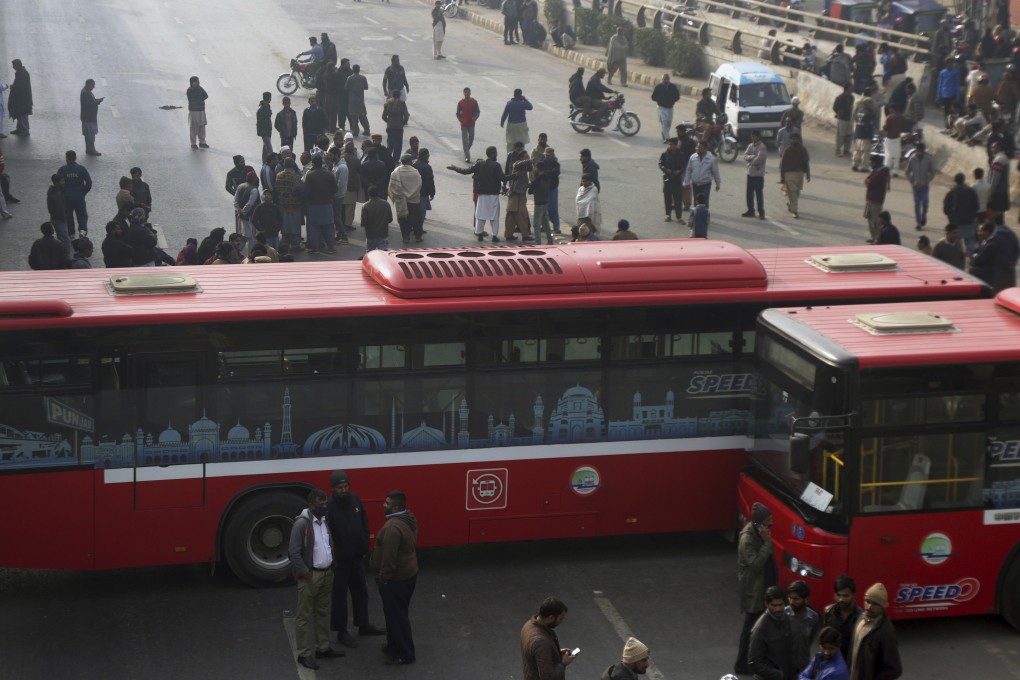 Relatives and local residents block a main road to protest the killing of a family by counterterrorism officers in Lahore, Pakistan on January 20, 2019. Photo: AP
