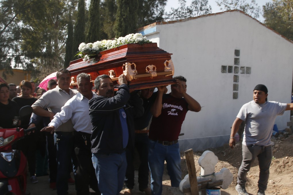 People prepare to bury a person who died in the gas pipeline explosion near Tlahuelilpan, Mexico on January 20, 2019. Photo: AP