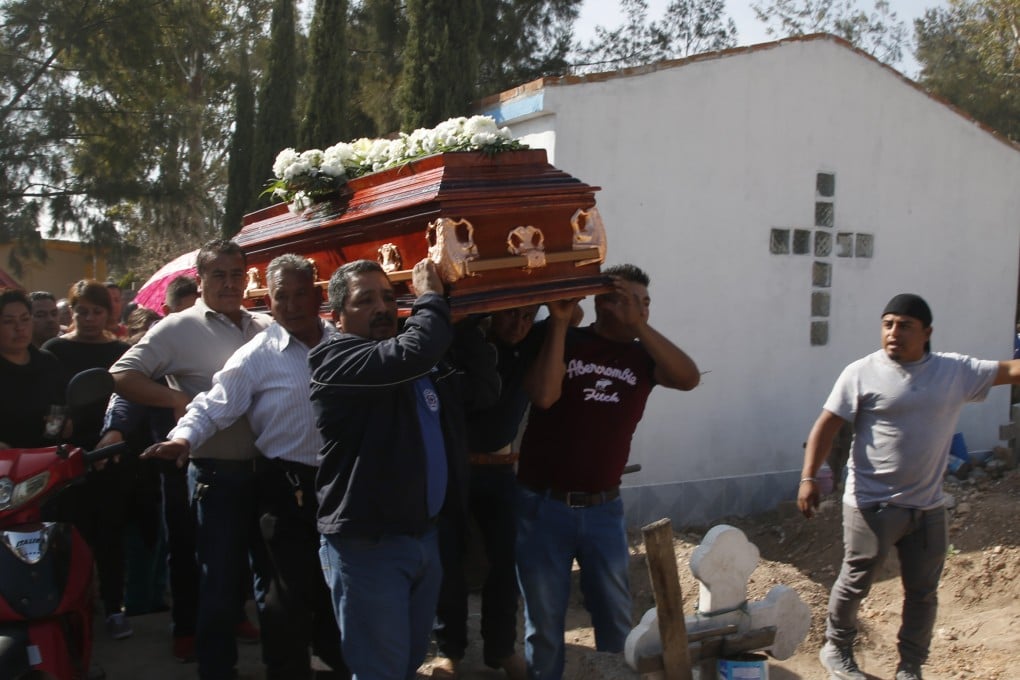 People prepare to bury a person who died in the gas pipeline explosion near Tlahuelilpan, Mexico on January 20, 2019. Photo: AP