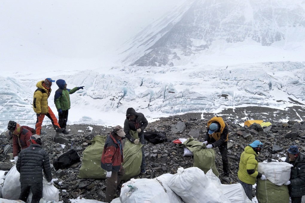 Climbers collect waste from the north face of Everest in 2017. Photo: Xinhua via AP