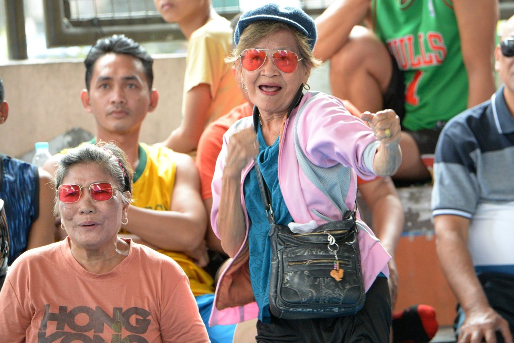People in Manila watch Manny Pacquiao fight against Adrien Broner in Las Vegas. Photo: AFP
