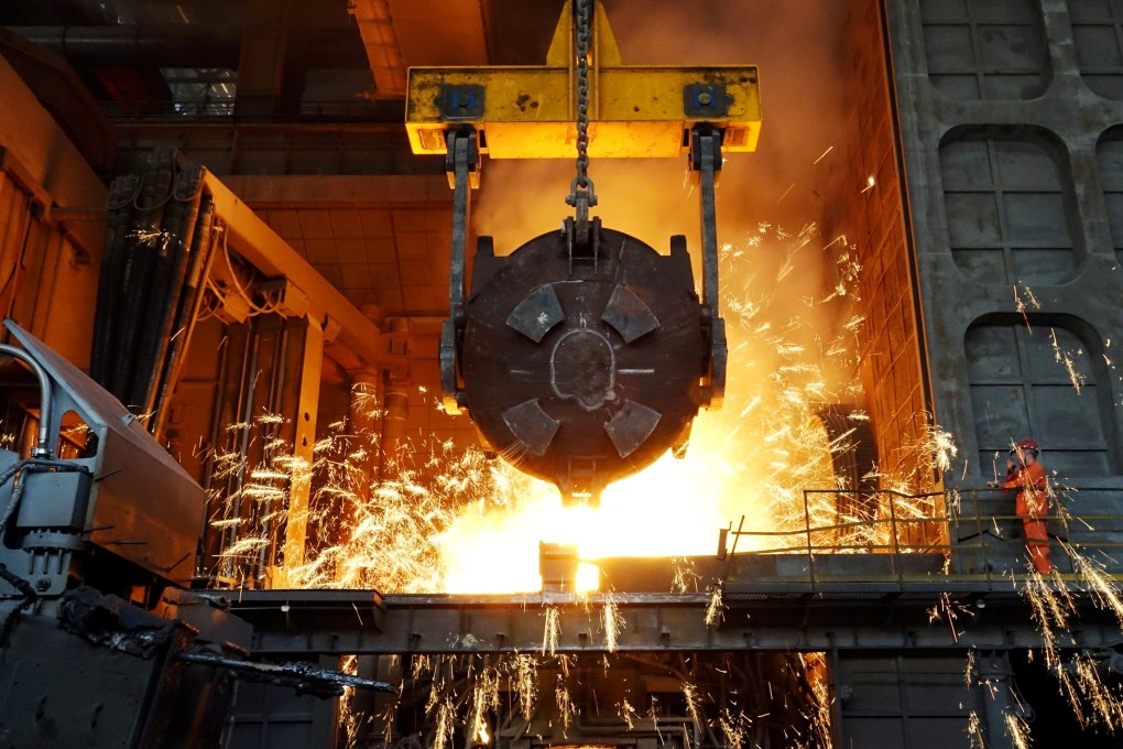 A worker works at a furnace at a steel plant of Dalian Special Steel Co Ltd in Dalian, Liaoning province, China April 8, 2018. Photo: Reuters