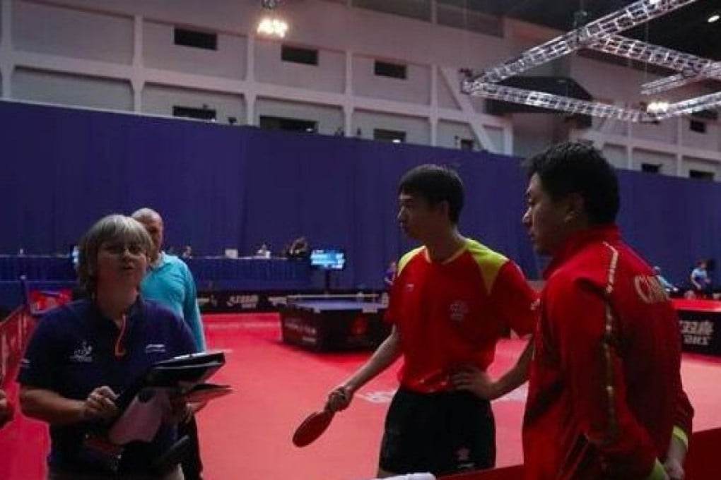 Zhou Yu (second from right) argues with the match referee after his disqualification. Photo: Sina Sports