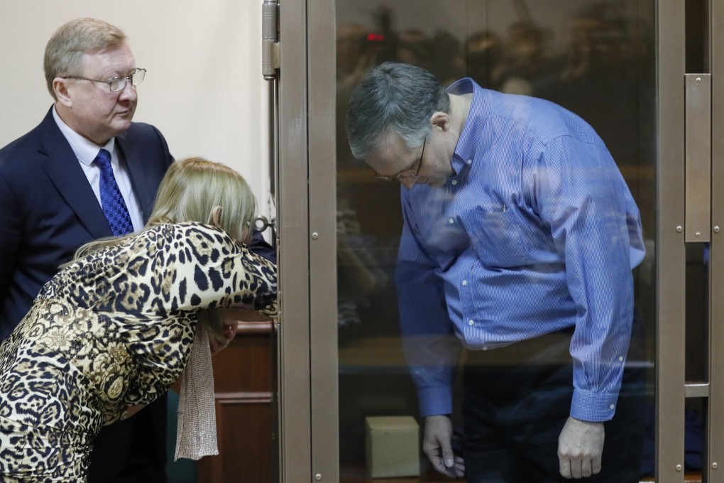 Accused spy Paul Whelan (right) and his lawyer Vladimir Zherebenkov (left, back) and an unidentified woman confer during a hearing of an appeal on his arrest at the Moscow City Court on Tuesday. Photo: EPA