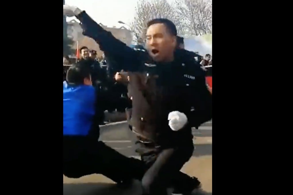 Traffic policeman Wu Bifa was caught on camera performing kung fu-style moves to inspire his tug of war team. Photo: Qq.com