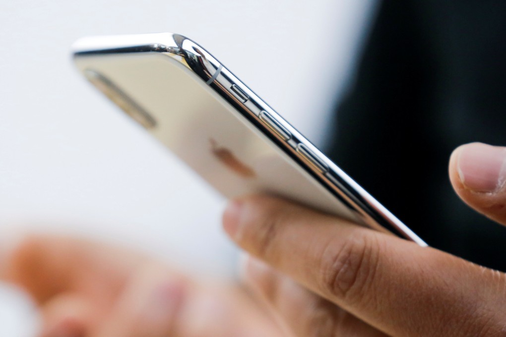 An attendee uses a new iPhone X during a presentation for the media in Beijing, China October 31, 2017. REUTERS/Thomas Peter/File Photo