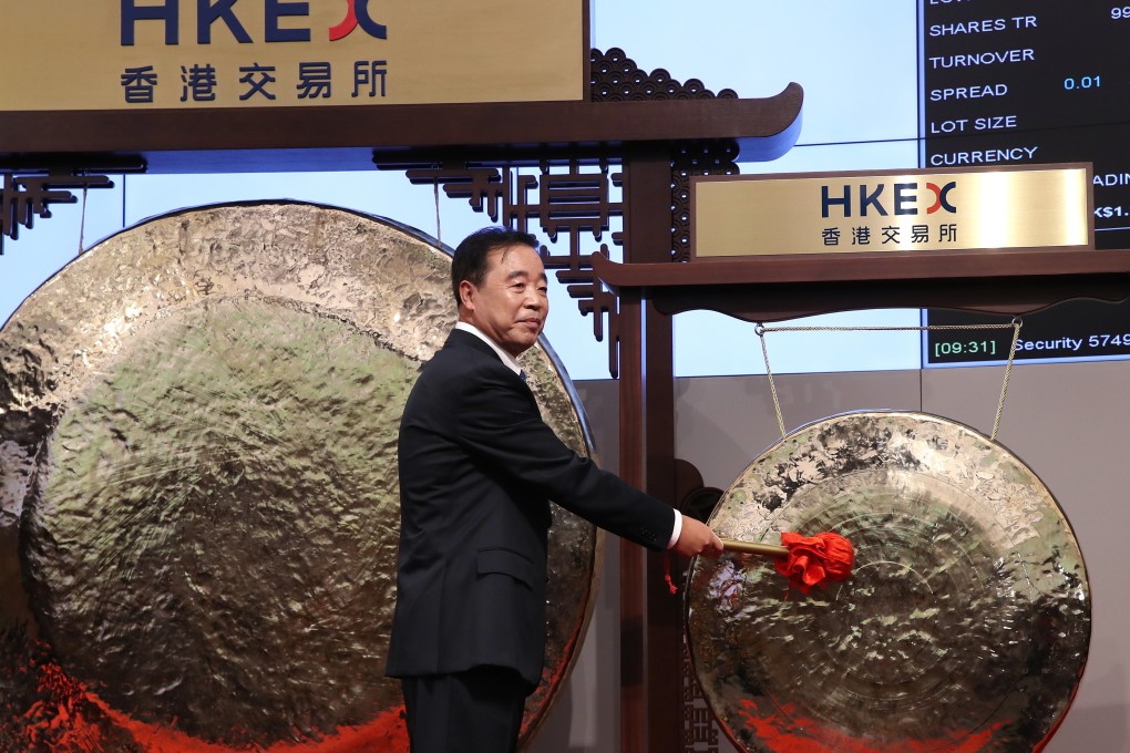 Tong Jilu, chairman of China Tower, strikes the gong at the listing ceremony at Hong Kong Exchanges and Clearing on August 8, 2018. The bourse operator plans to make the IPO process entirely paperless. Photo: Edward Wong