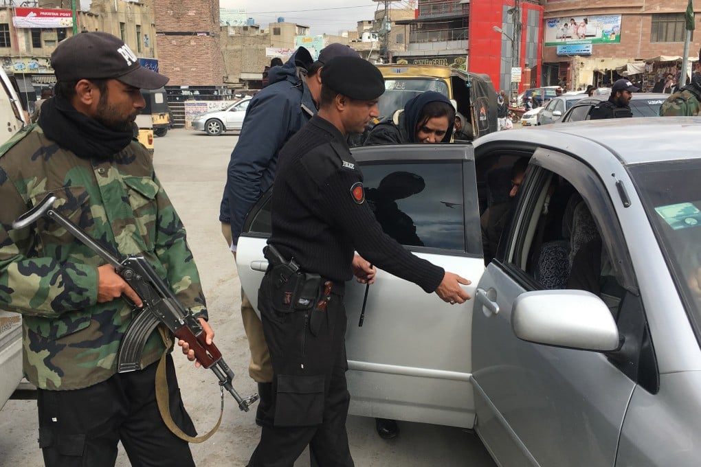 Pakistani security officials check vehicles on January 1. On Wednesday, a police station in the country was attacked by militants, although no-one has yet claimed responsibility. Photo: EPA-EFE