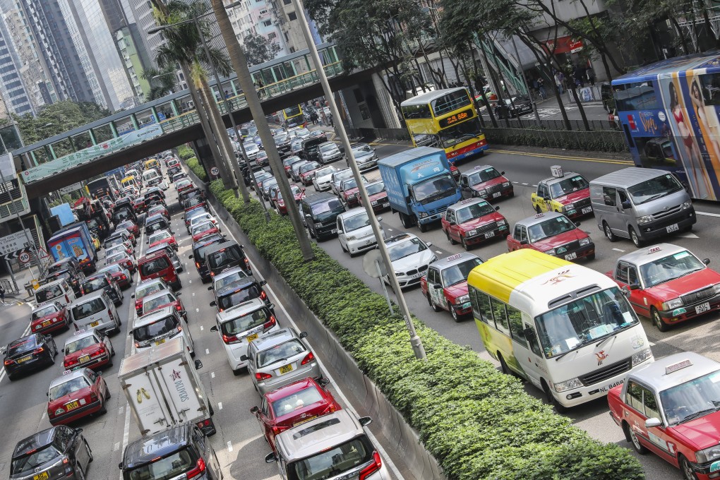 Traffic crawls on Gloucester Road in Wan Chai on January 11. Photo: K.Y. Cheng