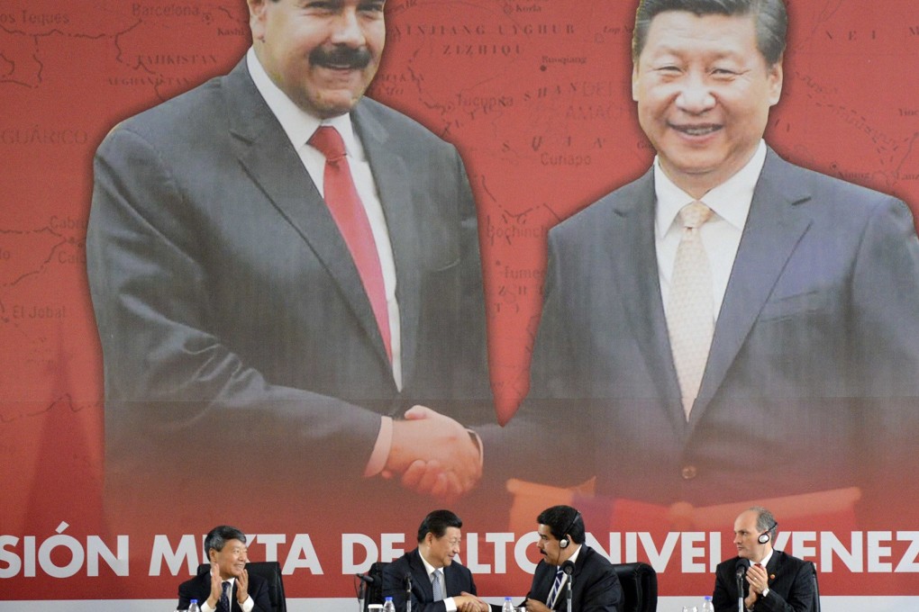 Venezuelan President Nicolas Maduro, second from right, shakes hands with Chinese President Xi Jinping during a signing ceremony in Caracas on July 21, 2014. Photo: AFP