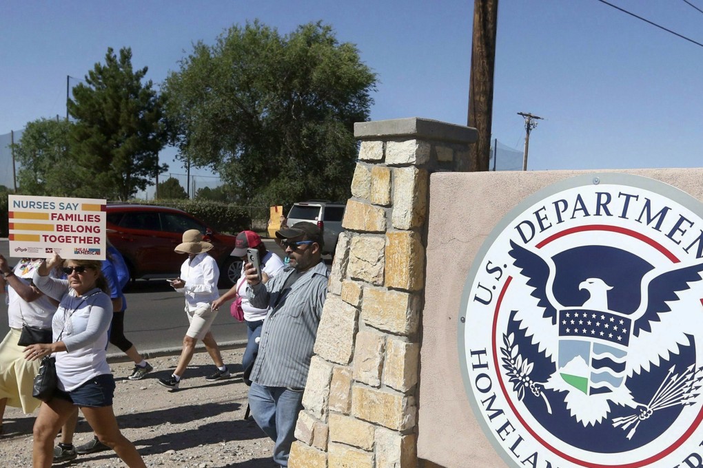 This June 2018 photo shows protesters walking along Montana Avenue outside the El Paso Processing Centre, in El Paso, Texas. Federal immigration officials are force feeding some of the immigrants who have been on hunger strike for nearly a month inside the Texas detention facility. Photo: The El Paso Times via AP