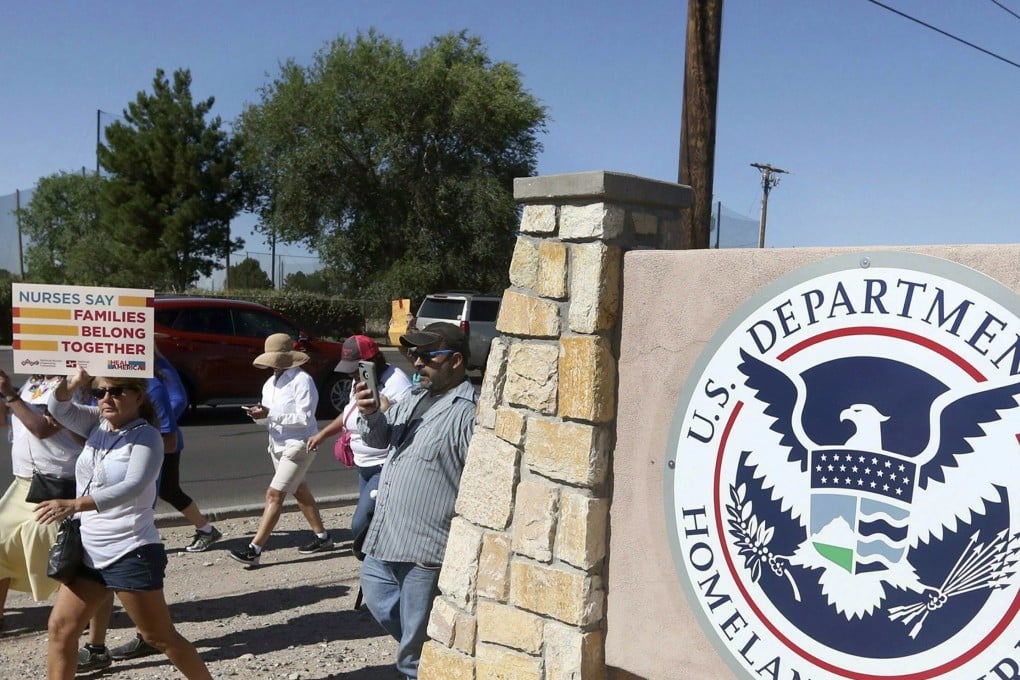 This June 2018 photo shows protesters walking along Montana Avenue outside the El Paso Processing Centre, in El Paso, Texas. Federal immigration officials are force feeding some of the immigrants who have been on hunger strike for nearly a month inside the Texas detention facility. Photo: The El Paso Times via AP