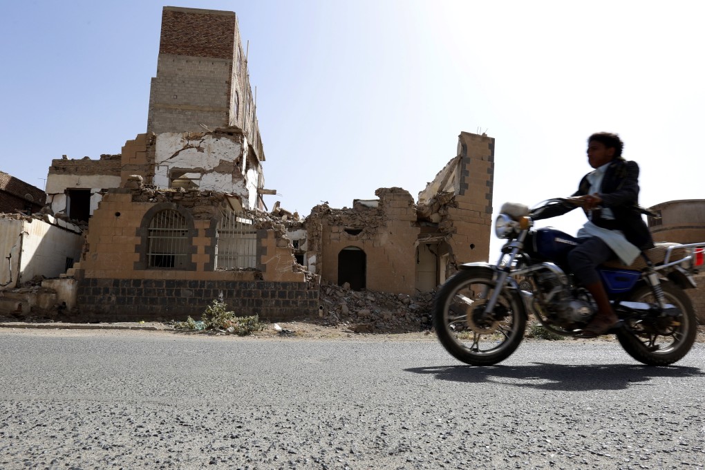 A Yemeni rides a motorbike past a destroyed building allegedly targeted by a previous Saudi-led air strike, in Sana'a, Yemen, 04 February 2019.Photo: EPA-EFE