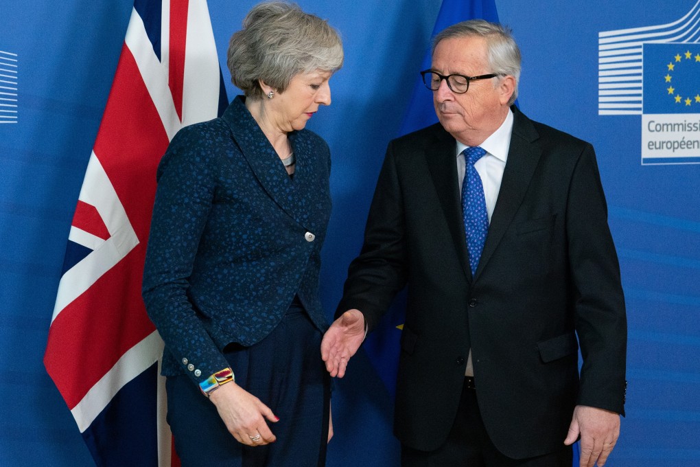 Theresa May, UK prime minister, left, stands beside Jean-Claude Juncker, president of the European Commission, ahead of talks in Brussels, Belgium, on Thursday. Photo: Bloomberg