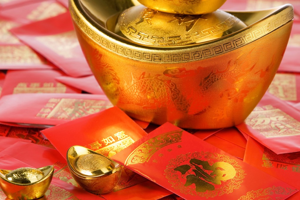 Children receive lai see packets containing money as gifts during Lunar New Year. Photo: Alamy
