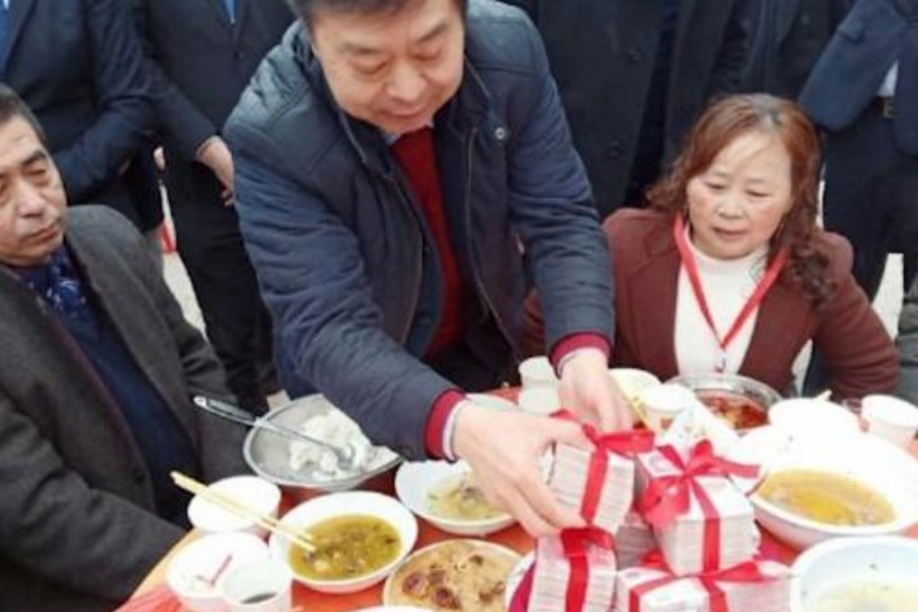 Tycoon Zheng Daqing hands over bundles of cash to the residents of the Sichuan village in which he was born. Photo: Thepaper.cn