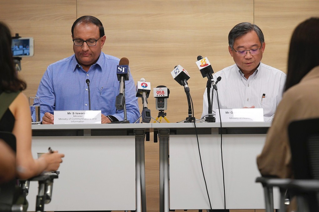 Singapore's Communication and Information Minister S Iswaran (L) and Health Minister Gan Kim Yong in July. Photo: EPA