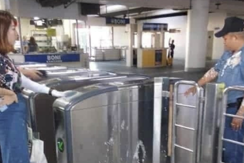 Filipino law enforcer Willam Cristobel is hit by a taho pudding thrown by Chinese student Zhang Jiale. Photo: guancha.cn