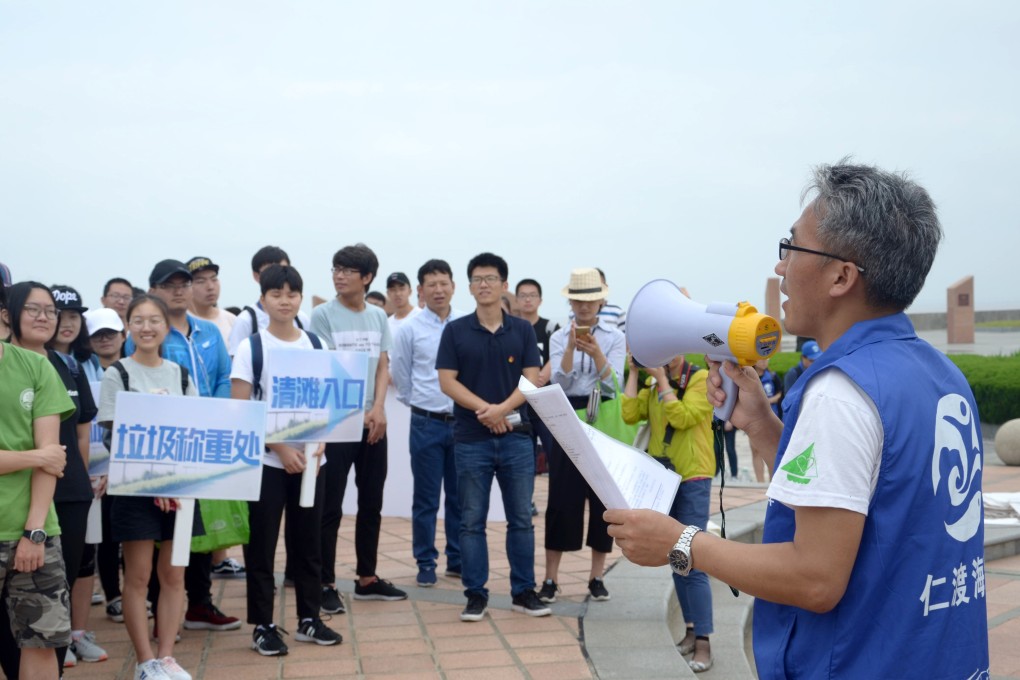 Liu Yonglong (right) organises volunteers for a beach clean-up. Photo: Shanghai Rendu Ocean NGO Development Centre
