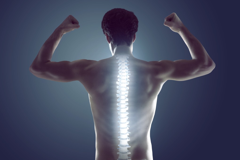Сотри спину. Здоровая спина. Мужская спина. Болит позвоночник. Боль в спине.