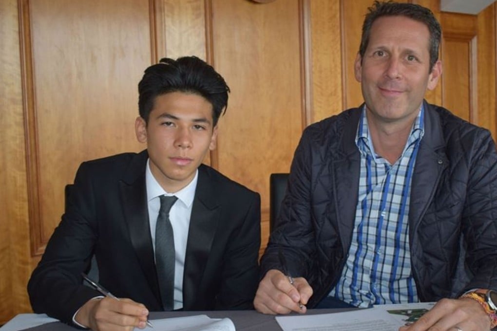 Benjamin Davis signed his contract with Fulham in 2017.