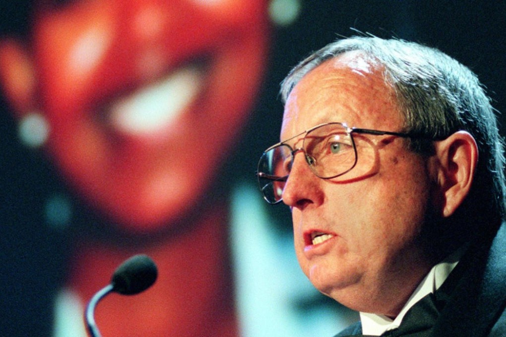 Goodloe Sutton is pictured in 1997 presenting the International Press Freedom Award during a ceremony sponsored by the Committee To Protect Journalists in New York. Photo: AFP