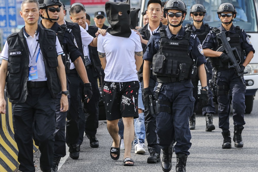 Guangdong police hand over three suspects, said to have been involved in a jewellery store robbery in Tsim Sha Tsui, to the Hong Kong police at the Huanggang Port in August 2018. Hong Kong does not allow the transfer of fugitives from its territory to the mainland. Photo: Edward Wong