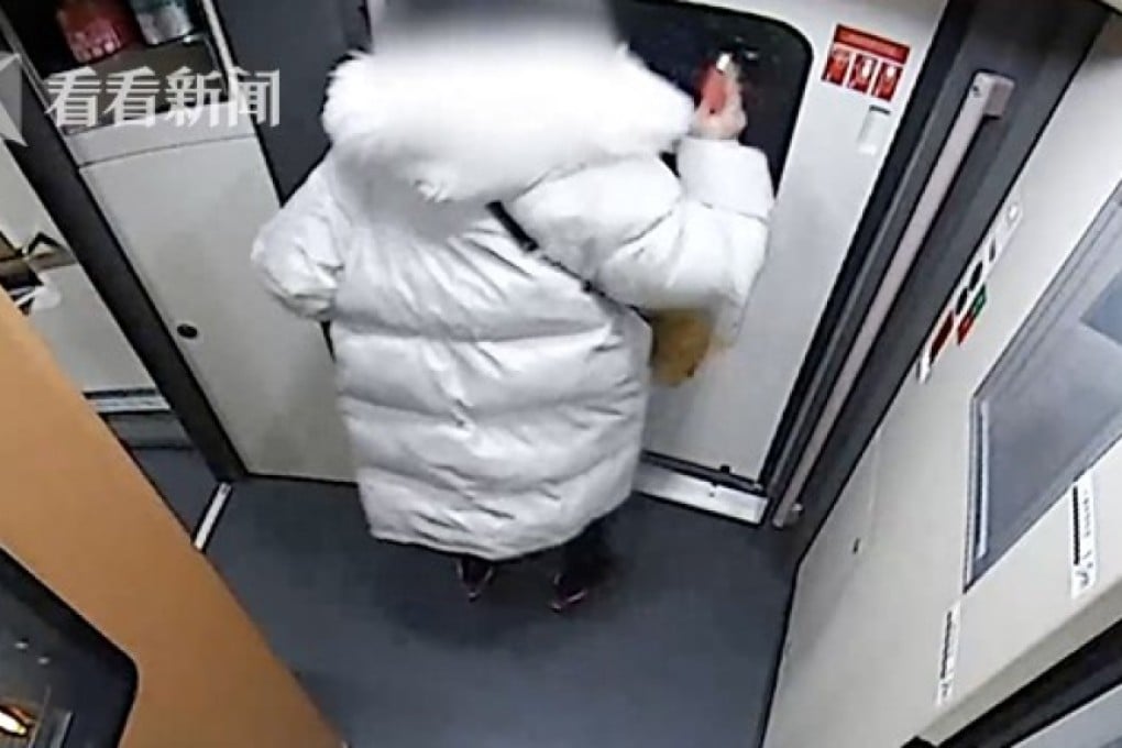 The woman’s hammer attack on the window was caught on the train’s surveillance camera. Photo: 163.com