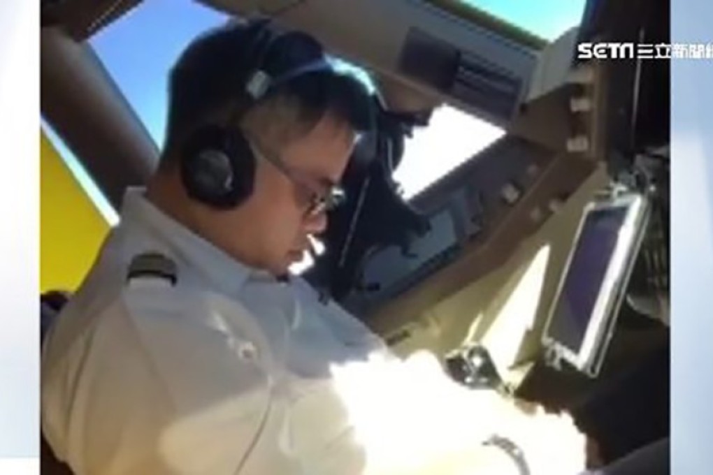 The video shows the pilot in the cockpit with his head down and eyes closed. Photo: setn.com