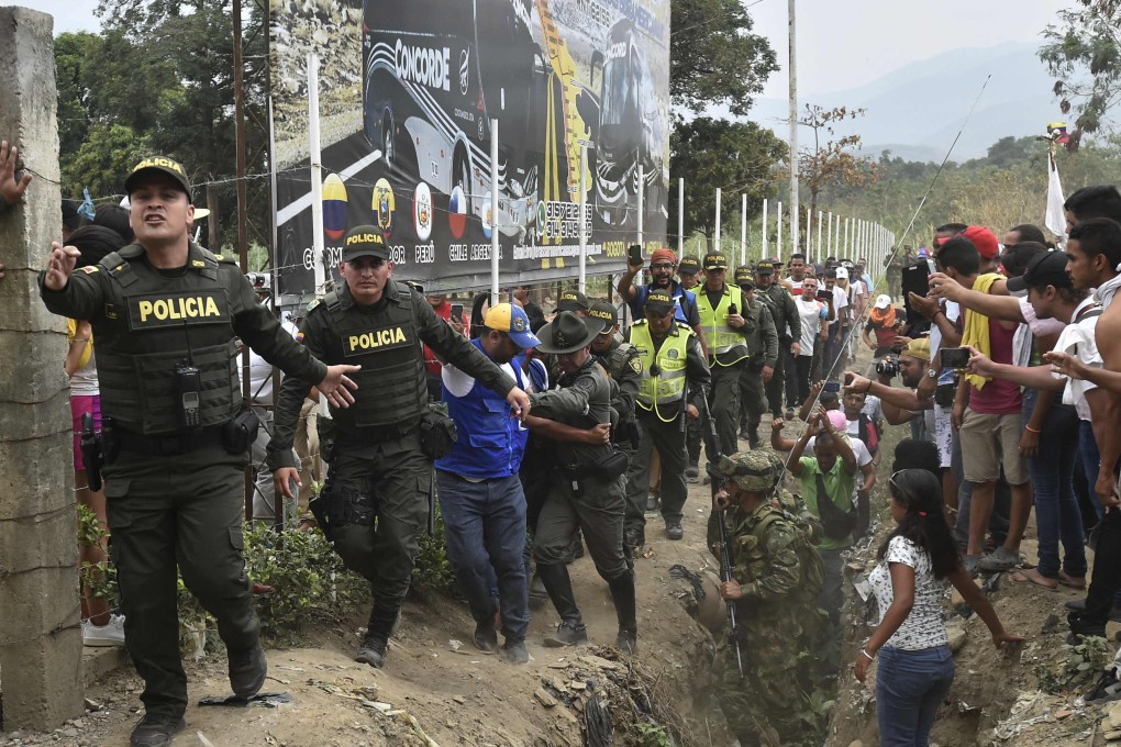 Colombian police officers escort a member of Venezuela's Bolivarian National Armed Forces (FANB) (covered) who deserted, near the Simon Bolivar international bridge in Cucuta, Colombia. Photo: AFP