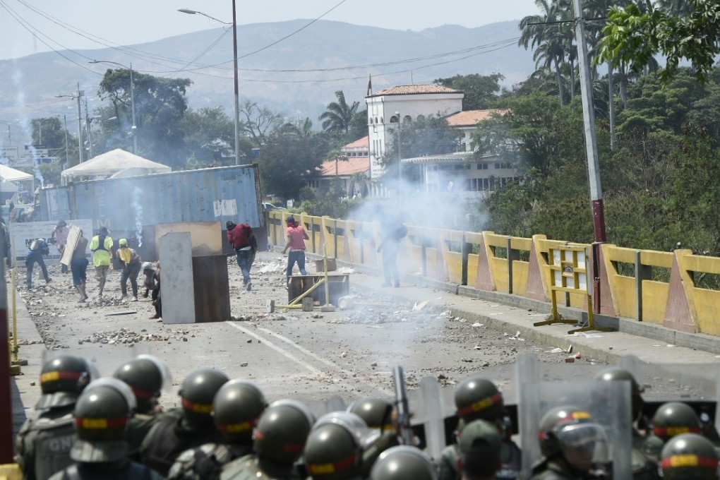 Demonstrators clash with Venezuelan National Guard forces at the Simon Bolivar international bridge linking Cucuta with Venezuelan city San Antonio del Tachira. Photo: AFP