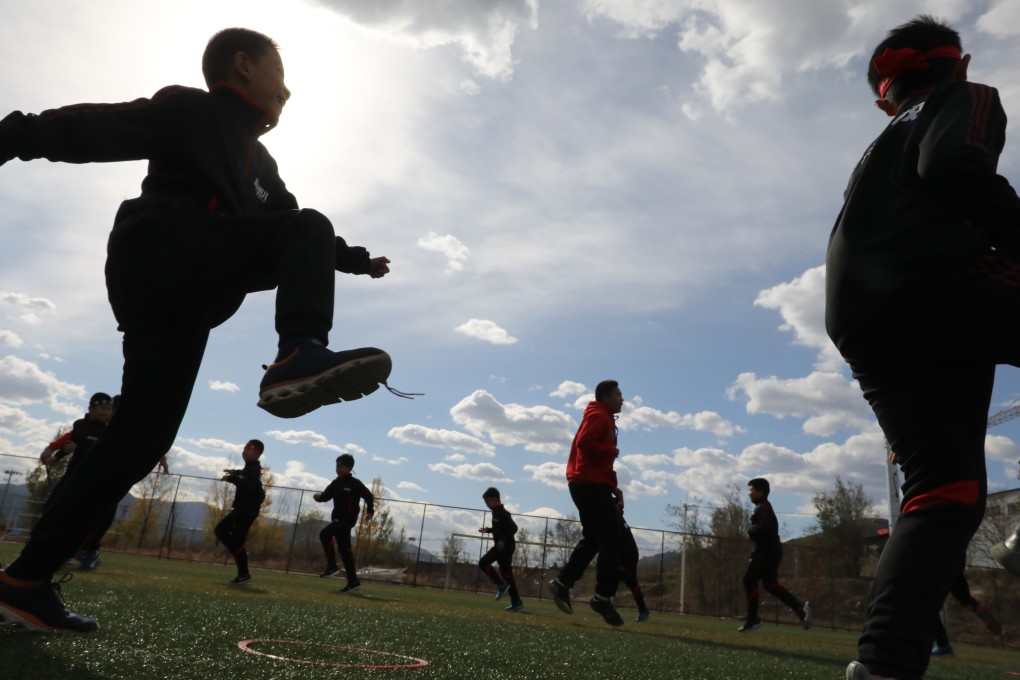 Chinese schoolchildren are experiencing a myopia epidemic which experts blamed on long hours spent studying indoors. Photo: Simon Song
