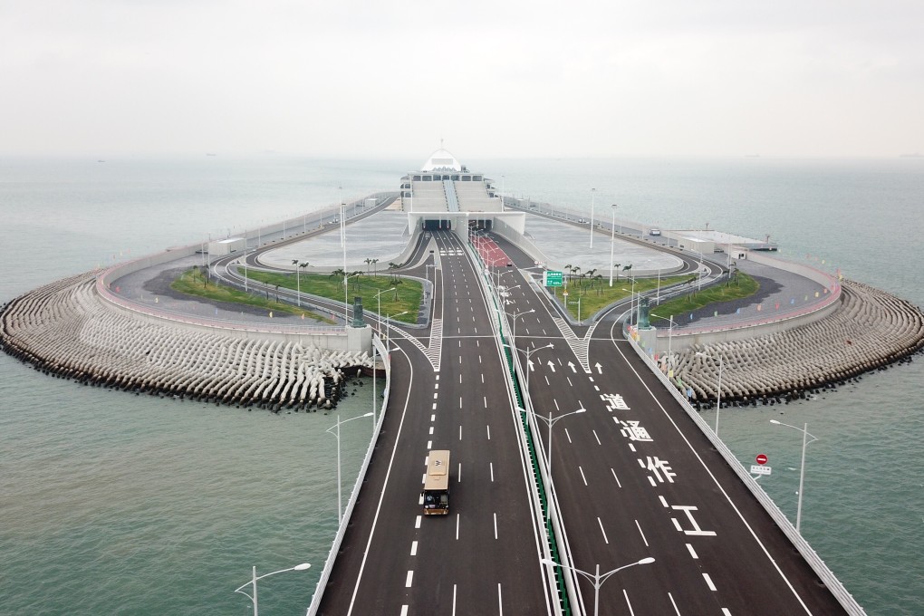 An aerial photo taken on October 24, 2018 showing a vehicle on the Hong Kong-Zhuhai-Macau Bridge. Photo: Xinhua