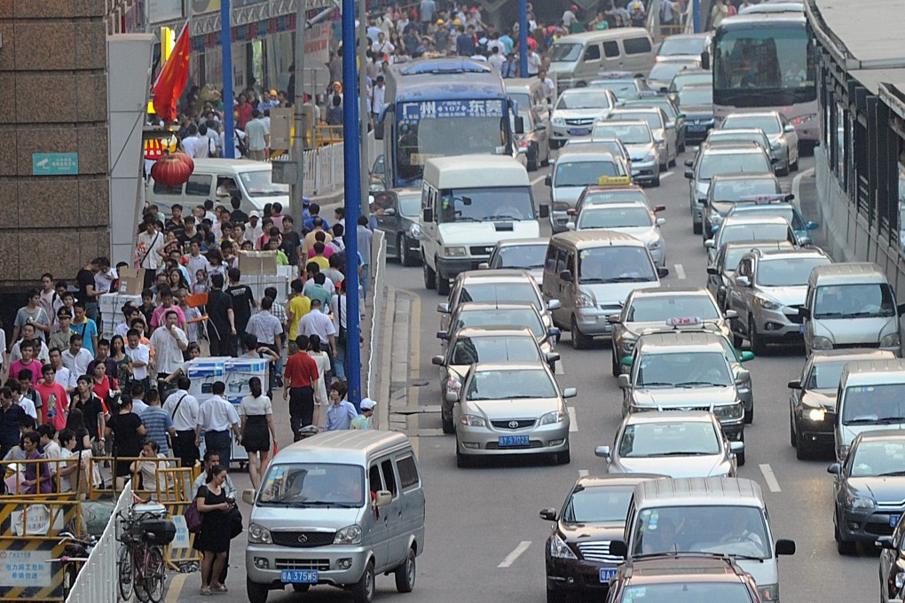 Pedestrians fill the pavement alongside heavily congested traffic in the town centre in Guangzhou on September 27, 2010. Photo: AFP