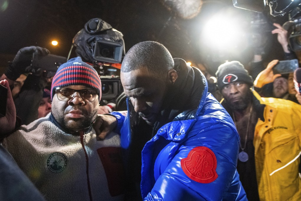 R. Kelly surrenders to authorities at a Chicago police station. Photo: Chicago Sun-Times via AP