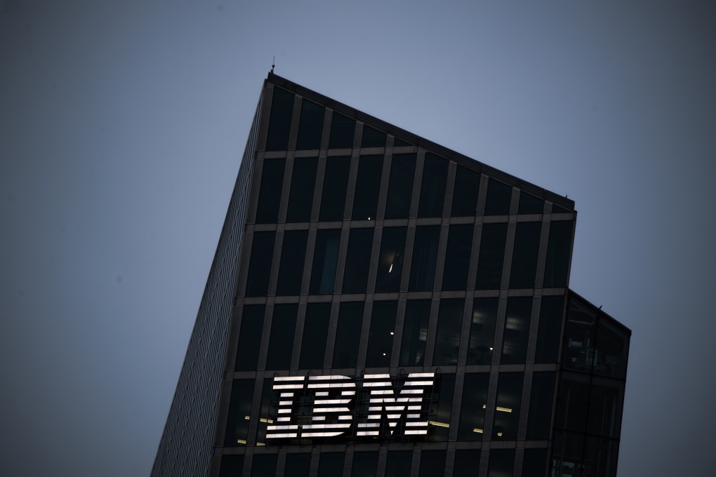 A logo sits illuminated on the International Business Machines Corp. (IBM) Watson cognitive computing platform Internet of Things (IoT) center, at the IoT center in Munich, Germany, on Thursday, Aug. 10, 2017. Photo: Bloomberg.