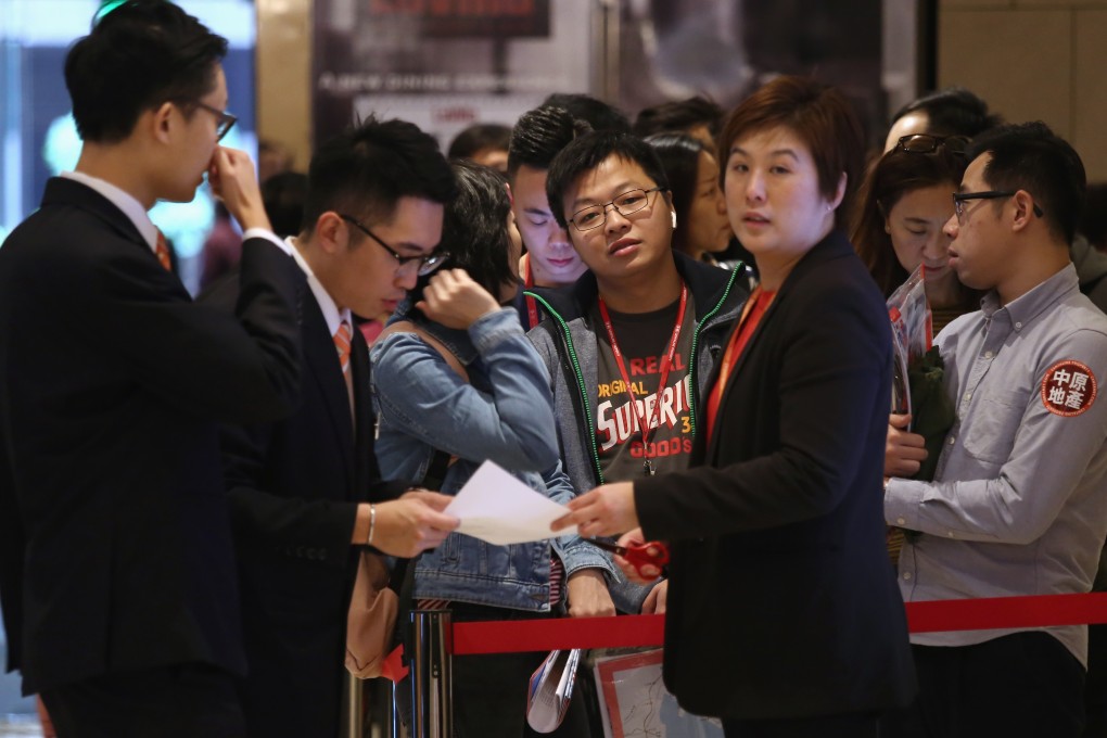 Sino Land set a precedent by releasing homes at its Grand Central project in Kwun Tong at 14 per cent discount to prevailing market rates in December. Potential homebuyers were drawn to sales office of the Kwun Tong residential project on December 23, 2018. Photo: Jonathan Wong/SCMP