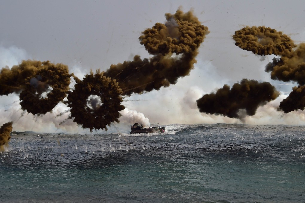 South Korean Marines fire smoke shells in the southeastern port of Pohang on March 30, 2015, during the annual Foal Eagle war games. Photo: AFP