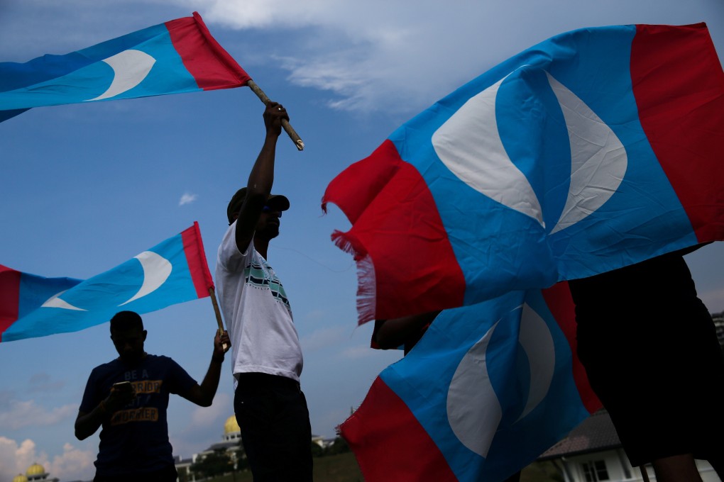 Supporters of Mahathir Mohamad are seen outside of the National Palace, a day after general election in Kuala Lumpur, Malaysia, May 10, 2018. REUTERS/Athit Perawongmetha TPX IMAGES OF THE DAY